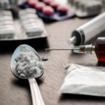بحث عن المخدرات وما الفرق بين المتعاطي والمدمن